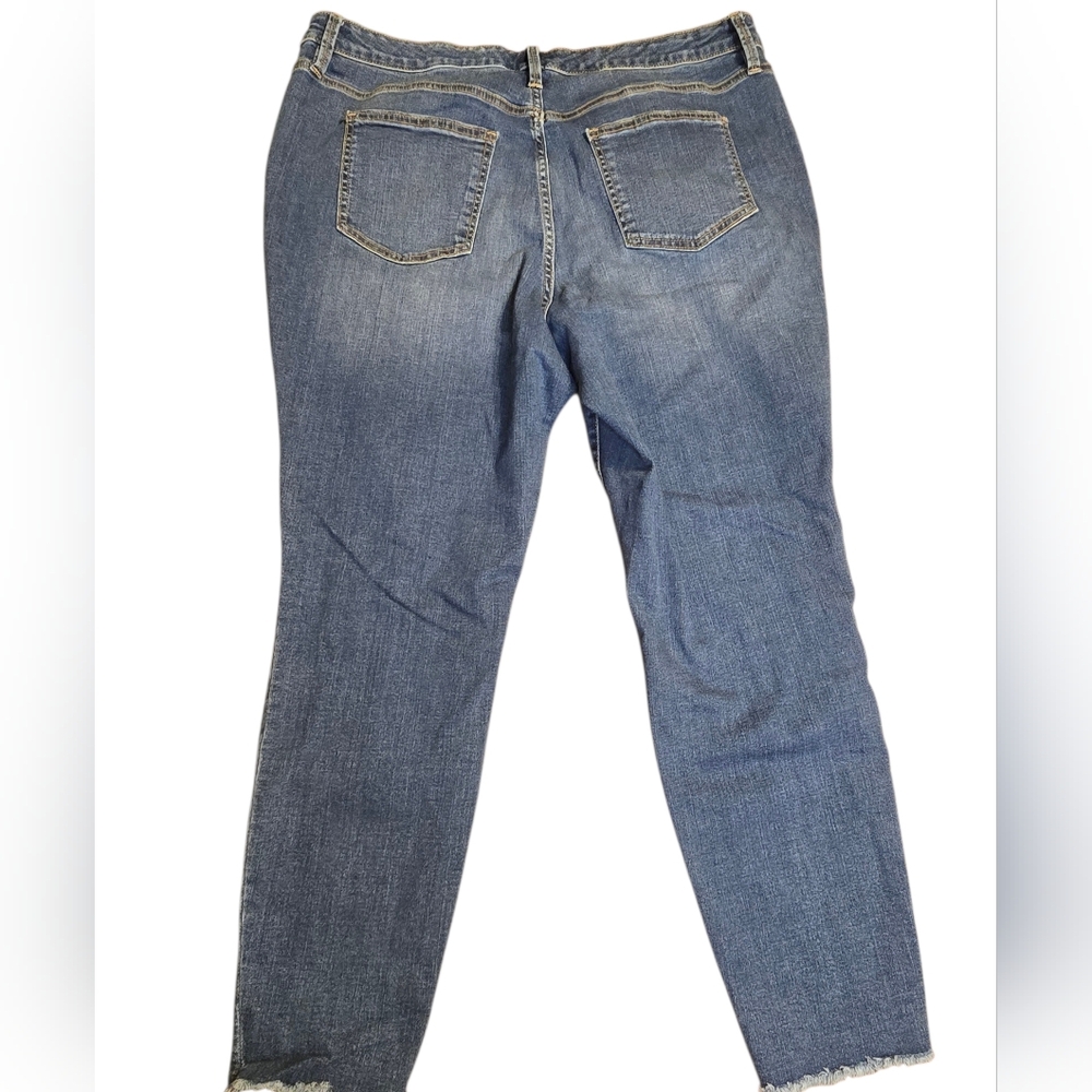 Ava & Viv Women's 18W Distressed Blue Jean Denim Capris - Picture 2 of 10